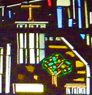 Focus sur un détail au sommet du vitrail central, symbolisant la nouvelle Jérusalem et l'arbre de vie, évoqués au chapitre 22 du livre de l'Apocalypse