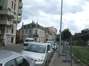 l'avenue de Colmar dans sa partie étroite à gauche l'entrée dans la rue Saint Erhard (immeuble n°69,maison n°45) à droite le terrain vide a cédé la un immeuble