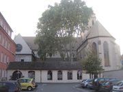 ancien cloitre et choeur de l'église gothique à droite