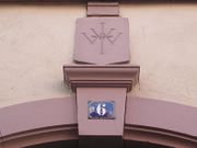 Photo prise en 2002. On retrouve le même "logo" au-dessus de l'entrée de l'immeuble n° 13 de la rue Fritz, rue perpendiculaire, à quelques mètres de là. Les deux immeubles font partie du même pâté de maisons...