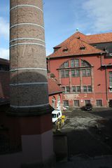 vue depuis l'Ecole des Arts décoratifs sur la gauche la cheminée qui sert encore à chauffer les bains municipaux Pris depuis Haute école des Arts du Rhin (HEAR) (Strasbourg)