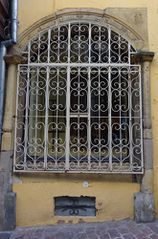 Porte millésimée 1545, transformée en fenêtre
