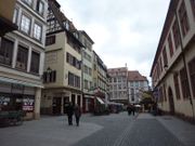 Pris depuis la place de la Grande Boucherie (Strasbourg), le musée est à droite
