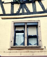 Fenêtre à meneau sur la façade latérale