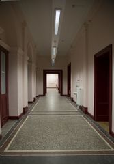 Après la réhabilitation, vue intérieure des couloirs d'accès aux salles de cours, le sol est d'origine.