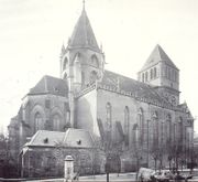 L'église vue depuis la place Saint Thomas, en 1906. Photographie de Jules Manias. BNU [archive]