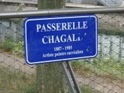 La passerelle est dédiée à l'immense artiste d'origine russe Marc Chagall
