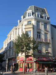 immeuble à l'angle de la Petite rue de la course et de la rue du Faubourg national