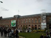 Sur cette photo, on aperçoit au centre de la façade un grand placard publicitaire pour le Jardin des Deux-Rives...Sur la droite, un échafaudage servant à la rénovation de l'intérieur du bâtiment