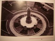 Au centre de la cour, une fontaine signée Lalique, aujourd'hui disparue