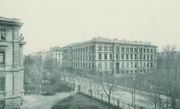 En 1897. Vue du côté de la rue de l'Université. Photographie de Sébastien Hausmann