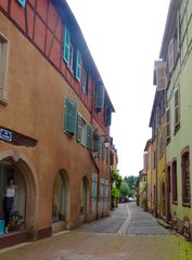 Rue d'Alspach depuis la rue Vauban, rue sinueuse, autrefois impasse qui aboutissait à un portail de ferme (Voir gravure de la cour dîmière d'Alspach)