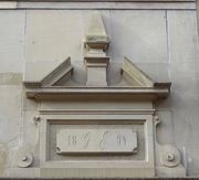 Au-dessus de la porte, les initiales de Gustav Eglinsdorfer et la date de 1894