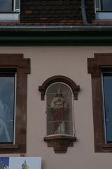 Christ dans une niche de la façade
