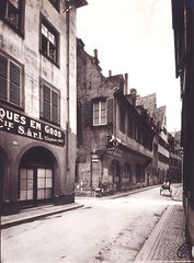 La rue de l'Ail avant la grande percée des années 1930. BNUS. De gauche à droite, les n°22, 20 ,18 et 16. Pris depuis rue de l'Ail (Strasbourg)