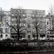 Document d'archive : photo de la façade datée de 1970 (avec le magasin Jaep au rez-de-chaussée)