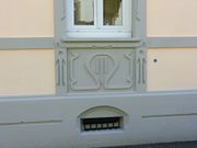 Allège d'une fenêtre du rez-de-chaussée avec une ornementation Art nouveau