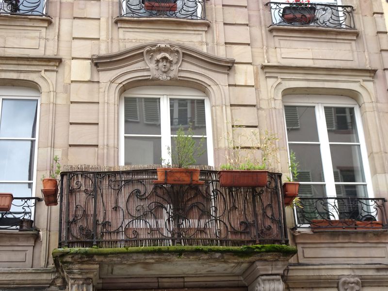 Fichier:36, rue des Juifs, Strasbourg, 2019, balcon central.jpg