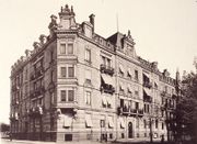 vue d'angle vers 1898 du 43 rue du Maréchal Foch. L'immeuble 4 rue du Général Frère est sur la gauche