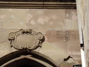 Cartouche au-dessus de la porte d'entrée côté rue des Grandes Arcades et inscription avec le nom de l'architecte munichois Paul Dietze