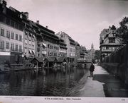 De gauche à droite, les façades des n°24, 26, 28, 30, 32 rue du Bain-aux plantes donnant sur le canal de navigation. Le toit du n°30 est en continuité avec celui du n°32. BNU [archive] Pris depuis canal de Navigation (Strasbourg)