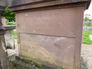 Textes funéraires à l'arrière du monument