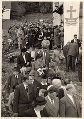 Grande affluence à la sortie de l'église, sans doute lors de la réinauguration après travaux, en date du 1.9.1957 (coll. part.)