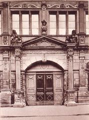 Les lettres de l'inscription "Hotel du commerce", au niveau de la frise au-dessus de la porte ont laissé place à des ornements non visibles sur la photographie de Charles Winter.
