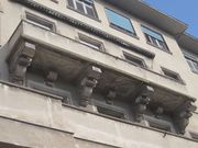 détail sur un balcon original conservé, avec ses consoles à volutes de style néo-renaissance