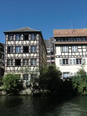 L'espace entre les 2 maisons correspond à l'Impasse des Orfèvres. Vue depuis le square Louise Weiss.