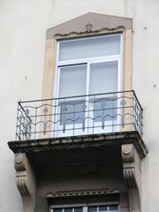 Ferronnerie du balcon au motif très simple.