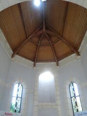 Plafond et vitraux du choeur