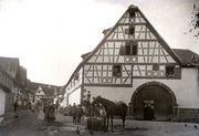Cliché historique non daté, mais peut-être vers 1900, montrant la grange et le porche (coll. BNUS)