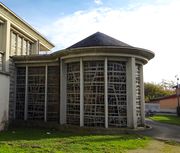 Arrière du baptistère et couloir le reliant à l'église.