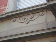 détail sur la décoration d'une allège de fenêtre