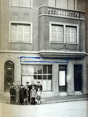 Document d'archive : groupe d'enfants photographiés devant l'immeuble (1943)