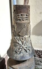 Base d'un ancien lampadaire d'éclairage public aux armes de Colmar