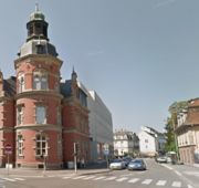 Rue Jacques Preiss depuis l'avenue de la République. Poste à gauche et Fondation Ostermann à droite (Google maps image de 08/2018)