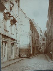 à l'extrême gauche on reconnaît l'immeuble au n°1, puis les n°3 (oriel) et 5 rue de la Demi-Lune (en encorbellement)