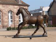sculpture d'un cheval dans la cour