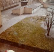 Document d'archive: on aperçoit des garages, et plus loin, à gauche les immeubles de la Cité Spach avant leur réhabilitation, ainsi que l'actuel centre médico-social (à colombages) (1970).