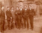 Groupe d'étudiants à l'Ecole d'architecture, vers 1927. De g. à dr. : Pierre Nicolas Muller, Georges Spinner, Etienne Mantz, Tim Helmlinger, Auguste Haentzler (fils), N.N., Eugène Rohmer (coll. part.)