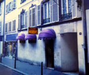 Surprenant rez-de-chaussée : photo du Bar Le Marquis, datée de 1995 et contenue dans le dossier du n° 38, rue du faubourg National.