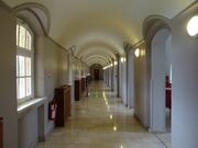 couloir latéral, avec à droite l'accès à la grande salle de convivialité