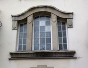 Fenêtre triple avec linteau curviligne au-dessus de l'entrée
