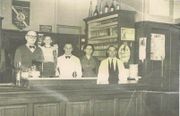 vers 1955 Pierre Graef (à gauche), suivi par des membres de sa famille et enfin tout à droite, un serveur