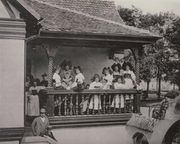 Femmes avec coiffes traditionnelles alsaciennes en 1895, dans la loggia du 1er étage