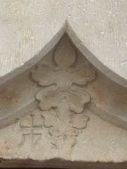 détail du linteau de la porte d' entrée avec la marque de tâcheron du sculpteur