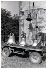 Treuillage des cloches, sans doute lors de la mise en place des nouvelles cloches, en 1967 (coll. part.)