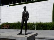 1) Statue de Pierre de Coubertin (1991, Jean Cardot : 1930-2020)